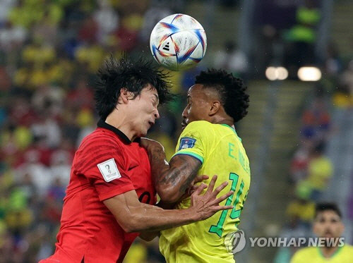 6일 오전(한국시간) 카타르 도하 974 스타디움에서 열린 2022 카타르 월드컵 16강전 한국과 브라질 경기. 조규성이 브라질 에데르 밀리탕과 공중볼을 다투고 있다.  도하=연합뉴스